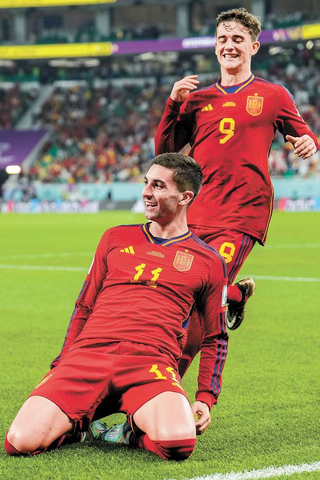 골 세리머니를 펼치는 스페인 토레스(앞)와 뒤따라 오는 가비. AP=연합뉴스