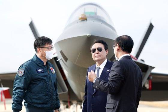 윤석열 대통령이 24일 경남 사천시 한국항공우주산업(KAI)을 방문해 국산 항공기 및 전투기를 참관하고 있다. 대통령실 제공