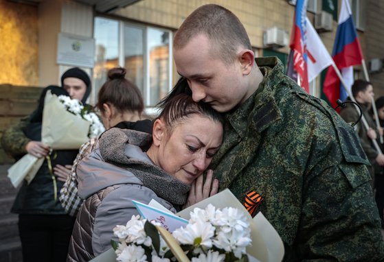 11월 1일 러시아와 우크라이나 양국 전쟁포로 교환이 이뤄진 가운데 어머니가 전쟁포로였다가 돌아온 아들과 다시 만나는 모습. EPA=연합뉴스