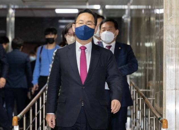 주호영 국민의힘 원내대표가 24일 오후 서울 여의도 국회에서 열린 의원총회에 참석하고 있다.  뉴스1