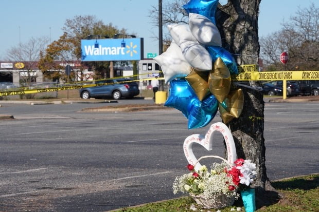 23일(현지시간) 미국 버지니아주 체서피크 소재 월마트 매장 앞에 추모 꽃이 놓여 있다. 전날 밤 해당 매장 직원이 직원 휴게실에서 총기를 난사해 6명이 숨지고 4명이 다쳤다. /사진=로이터