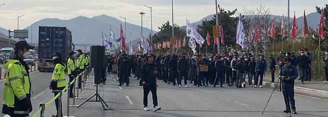 24일 오전 부산신항 삼거리에서 화물연대 조합원들이 파업 출정식을 열고 있다.