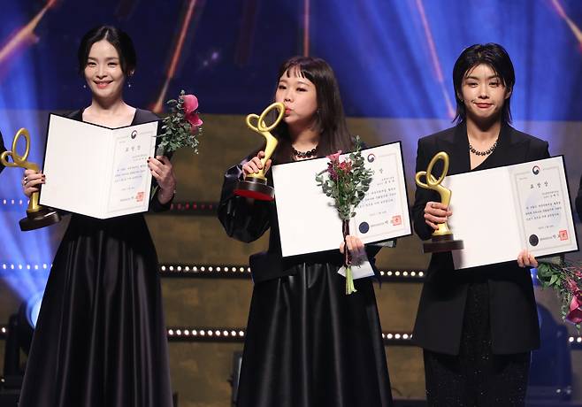From left: Actor Jeon Mi-do, comedian Hong Hyun-hee and choreographer Aiki pose for photos after winning Minister of Culture, Sports and Tourism Commendations at Korea Popular Culture and Arts Awards on Thursday. (Yonhap)