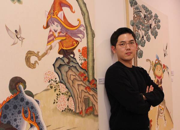 라이엇 게임즈 브랜드 마케팅팀 김성래 매니저가 국민일보와 인터뷰에서 포즈를 취하고 있다.