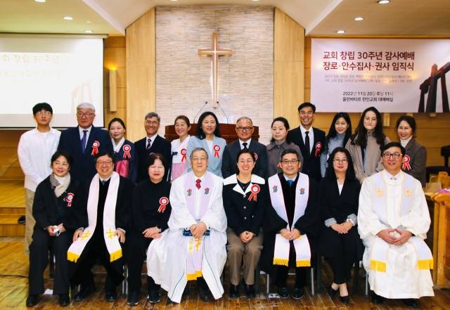 울란바타르 한인교회 1~4대 담임목사 부부가 30주년 감사예배에서 기념 촬영을 하고 있다. 맨 오른쪽이 현재 울란바타르 한인교회를 담임하고 있는 이상수 목사. 울란바타르 한인교회 제공