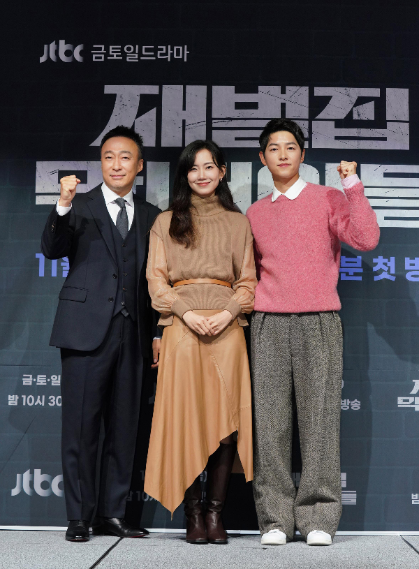 지난 17일 서울 영등포구 페어몬트 앰배서더 호텔에서 열린 JTBC 금토일드라마 ‘재벌집 막내아들’ 제작발표회에서 이성민(왼쪽부터), 신현빈, 송중기가 포즈를 취하고 있다.[사진제공=연합뉴스]