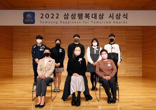 삼성생명공익재단이 24일 서울 용산구 삼성아동교육문화센터에서 '2022 삼성행복대상 시상식'을 열었다. 앞줄 왼쪽부터 이안소영 여성환경연대 상임대표(여성선도상), 이민진 소설가(여성창조상), 민행숙 씨(가족화목상). 뒷줄 왼쪽부터 청소년상을 받은 봉민재 군(충암중), 박은비 양(강서대), 조원우 군(성보경영고), 도지나 양(한양사이버대), 이지훈 군(경성전자고). 【사진 제공=삼성생명공익재단】