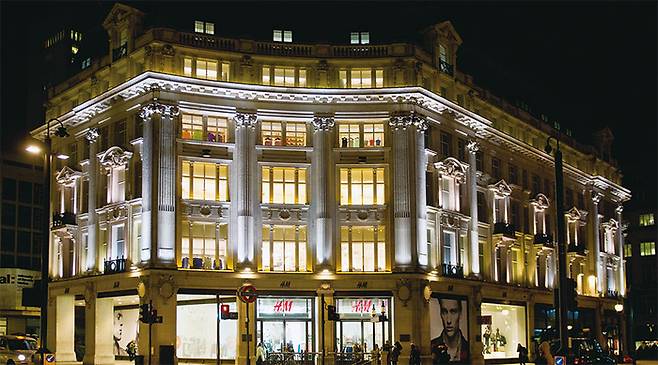 글로벌 패스트 패션 업체 H&M은 중고 의류 판매 서비스를 함께 운영 중이다. 사진은 영국 런던의 중심 쇼핑가인 옥스퍼드 서커스(Oxford Circus)에 위치한 H&M 매장. (H&M 제공)