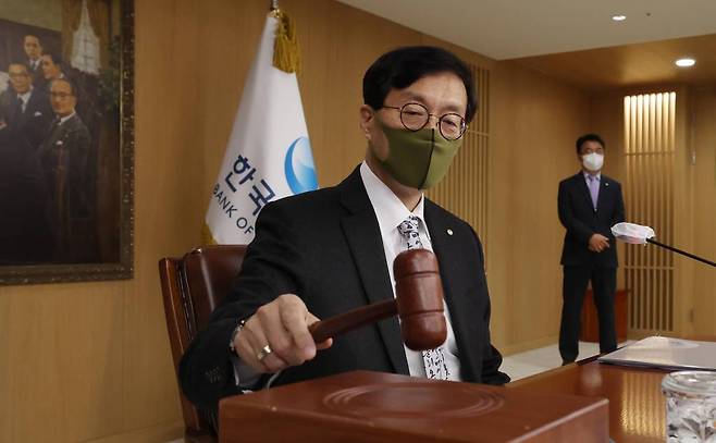 이창용 한국은행 총재가 24일 서울 중구 한국은행에서 열린 금융통화위원회 본회의에서 의사봉을 두드리고 있다/사진=뉴시스 제공