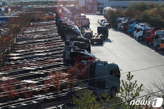 (부산=뉴스1) 김영훈 기자 = 민주노총 공공운수노조 화물연대본부가 무기한 총파업에 돌입한 24일 오후 부산 남구 용당부두 부근 화물차휴게소에 화물차들이 주차되어 있다.   화물연대는 이날부터 서울, 경기, 인천 등 전국 16개 본부에서 안전운임제 일몰제 폐지, 안전운임 차종·품목 확대 등을 요구하며 총파업에 돌입한다. 2022.11.24/뉴스1  Copyright (C) 뉴스1. All rights reserved. 무단 전재 및 재배포 금지.