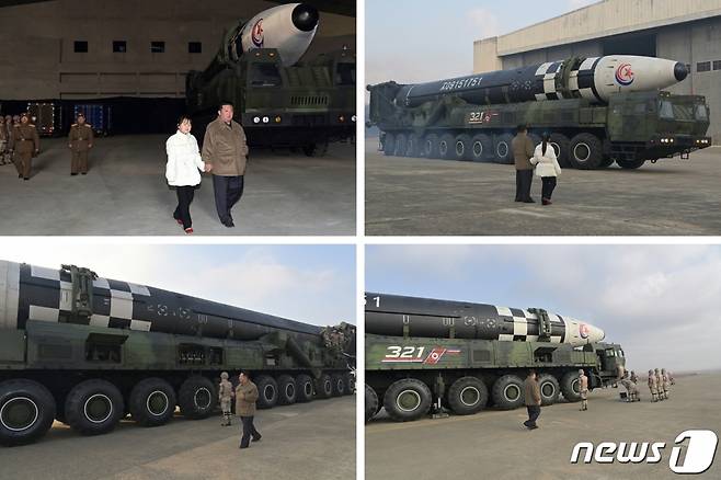 (평양 노동신문=뉴스1) = 북한이 김정은 노동당 총비서의 딸을 전격 공개했다. 노동당 기관지 노동신문은 19일 김 총비서가 전날 대륙간탄도미사일(ICBM) 발사를 지휘했다고 보도하며 그가 딸과 함께 발사 현장을 찾은 사진을 여러 장 공개했다.   [국내에서만 사용가능. 재배포 금지. DB 금지. For Use Only in the Republic of Korea. Redistribution Prohibited]  rodongphoto@news1.kr  Copyright (C) 뉴스1. All rights reserved. 무단 전재 및 재배포 금지.