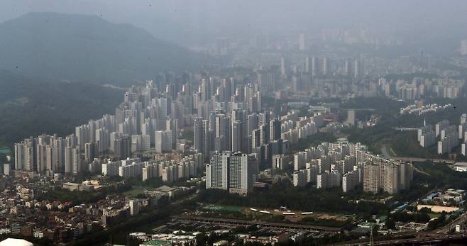 이번주 서울 아파트 가격은 0.52%를 기록하면서 26주째 하락 중이다. 이번주 집계된 수치는 역대 최대 하락이었던 지난주(-0.47%) 기록를 또다시 깬 것이다. /사진=뉴스1