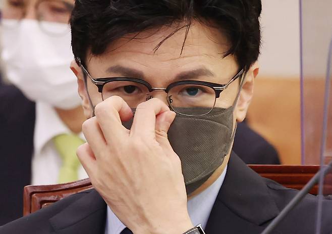 한동훈 법무부 장관이 23일 오전 국회에서 열린 법제사법위원회 전체회의에서 마스크를 고쳐 쓰고 있다. [연합]