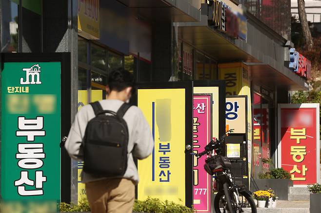 주택도시보증공사(HUG)에 따르면 지난달 전세보증금반환보증보험 보증사고 건수는 523건, 보증사고 금액은 총 1098억원으로 2013년 9월 해당 상품 출시 이후 각각 역대 최대를 기록했다. 특히 1∼9월 누적 보증사고와 대위변제 금액은 이미 작년 1년 치를 넘어선 사상 최대로 집계돼 '깡통전세' 공포가 확산하고 있다. 연합뉴스