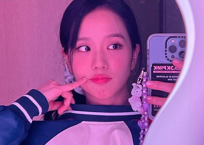 아이돌 블랙핑크 지수가 케이스티파이 폰케이스를 사용하고 있다. [인스타그램]