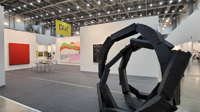 이배의 조각을 전면에 내세운 조현갤러리. [헤럴드경제DB]