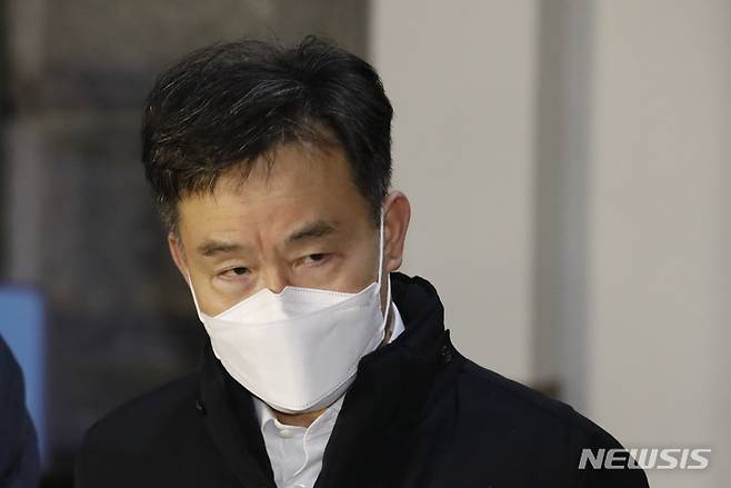 [의왕=뉴시스] 고승민 기자 = 화천대유 자산관리 대주주 김만배 씨가 24일 자정 경기 의왕시 서울구치소에서 구속 기간 만료로 석방돼 구치소를 나서고 있다. 2022.11.24. kkssmm99@newsis.com