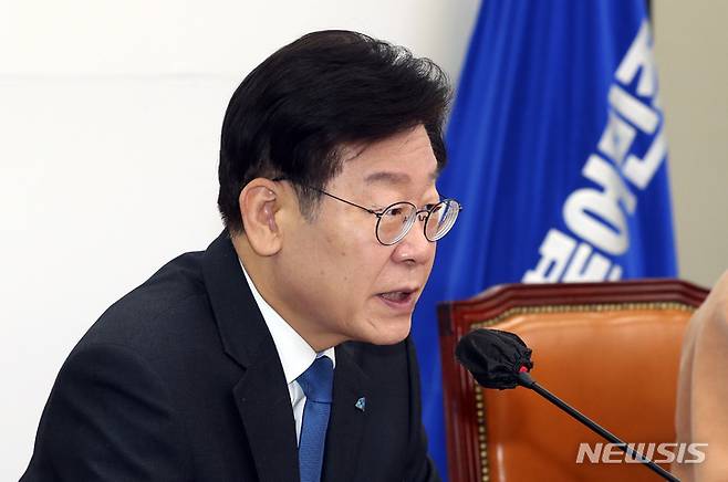 [서울=뉴시스] 최진석 기자 = 이재명 더불어민주당 대표가 지난 22일 서울 여의도 국회에서 열린 공공임대주택 예산삭감 저지를 위한 간담회에서 발언하고 있다. 2022.11.22. myjs@newsis.com