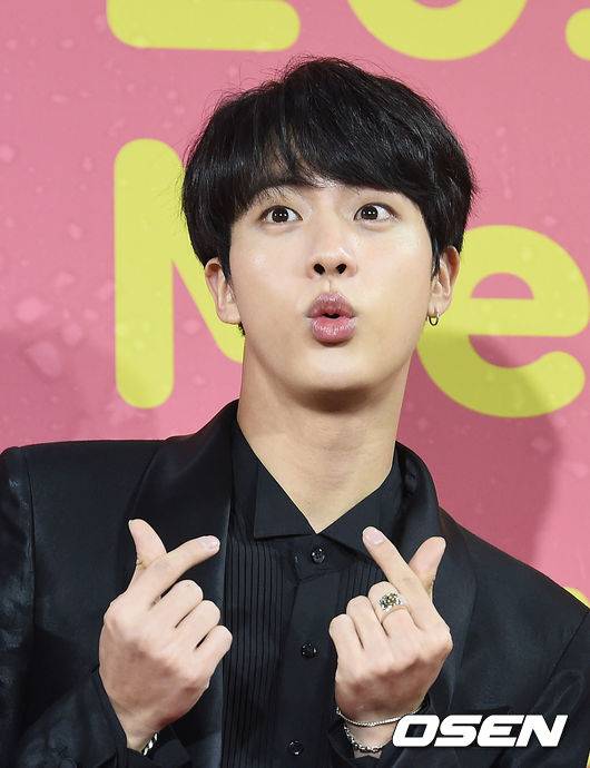 [OSEN=지형준 기자] 2일 오후 서울 고척스카이돔에서 열린 2017 멜론뮤직어워드 레드카펫에서 방탄소년단 진이 포즈를 취하고 있다. /jpnews@osen.co.kr