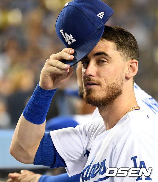 [OSEN=로스앤젤레스(미 캘리포니아주), 지형준 기자]7회초 호수비를 펼친 다저스 벨린저가 더그아웃에서 미소짓고 있다./jpnews@osen.co.kr