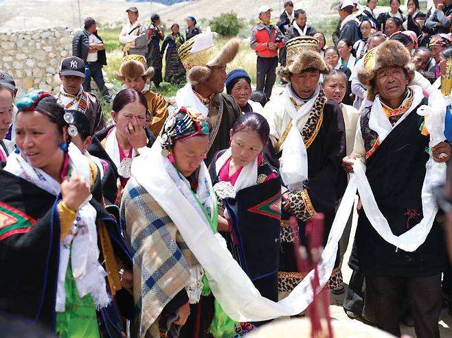 신랑집에 도착해 집으로 들어가는 신부. 앞에 있는 여인들의 구슬픈 노래소리에 계속 울고 있다.