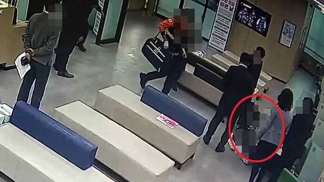 지난 23일 대전의 한 농협은행에서 쓰러진 60대 고객이 직원의 심폐소생술과 고객들의 도움으로 생명을 구했다. (사진=농협대전지역본부 제공)