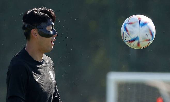 지난 23일(현지시간) 손흥민이 카타르 도하 알 에글라에 마련된 대한민국 축구대표팀 트레이닝센터에서 훈련하고 있다. 뉴시스