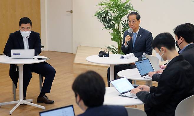 한덕수 국무총리가 24일 서울 종로구 정부서울청사 별관에서 출입기자 백브리핑을 하고 있다. 뉴시스