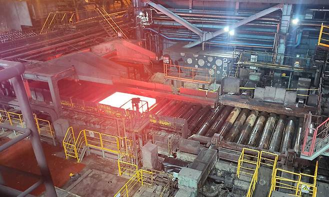 지난 14일 재가동을 시작한 경북 포항시 포스코 포항제철소의 2후판공장에서 후판 제품이 생산되고 있다.