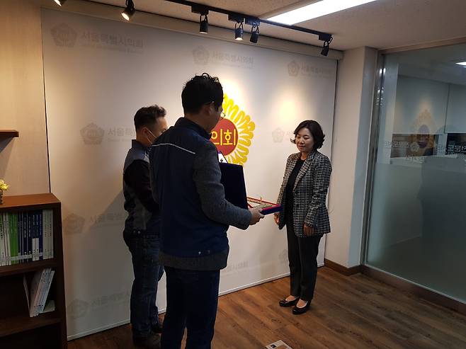 박성연 서울시의원이 지난 23일 소방공무원 근무체계 개선에 기여한 공로로 서울소방지부로부터 감사패를 받았다.