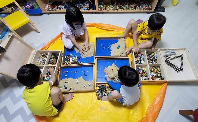 학대 피해 아동을 위해 서울 노원구가 마련한 영유아 전용 쉼터에서 아이들이 놀이를 하고 있다.노원구 제공