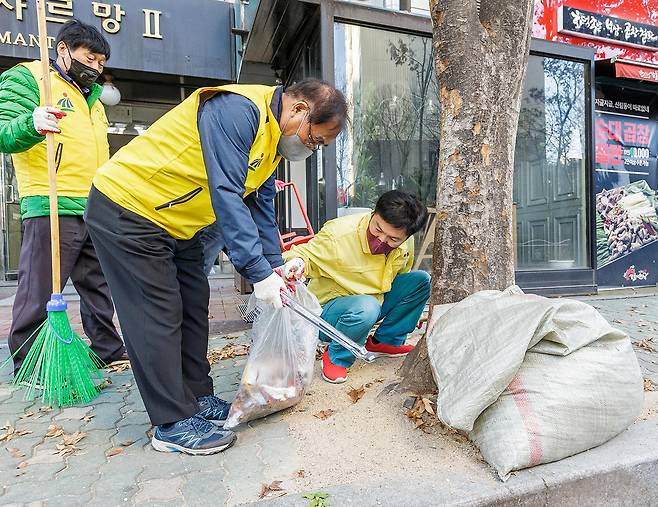 김태우 서울 강서구청장이 23일 오후 지역 주민들과 함께 방화역 일대를 찾아 담배꽁초를 줍고 있다.강서구 제공