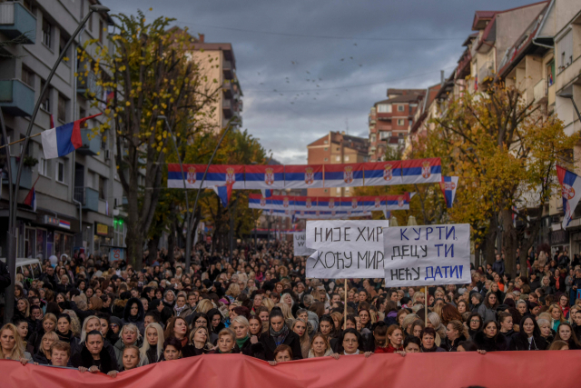 세르비아계 주민들이 23일(현지 시간) ‘코소보 정부에서 발급한 차량 번호판으로 바꾸라’는 코소보 정부의 조치에 반발해 가두시위를 벌이고 있다. AFP연합뉴스