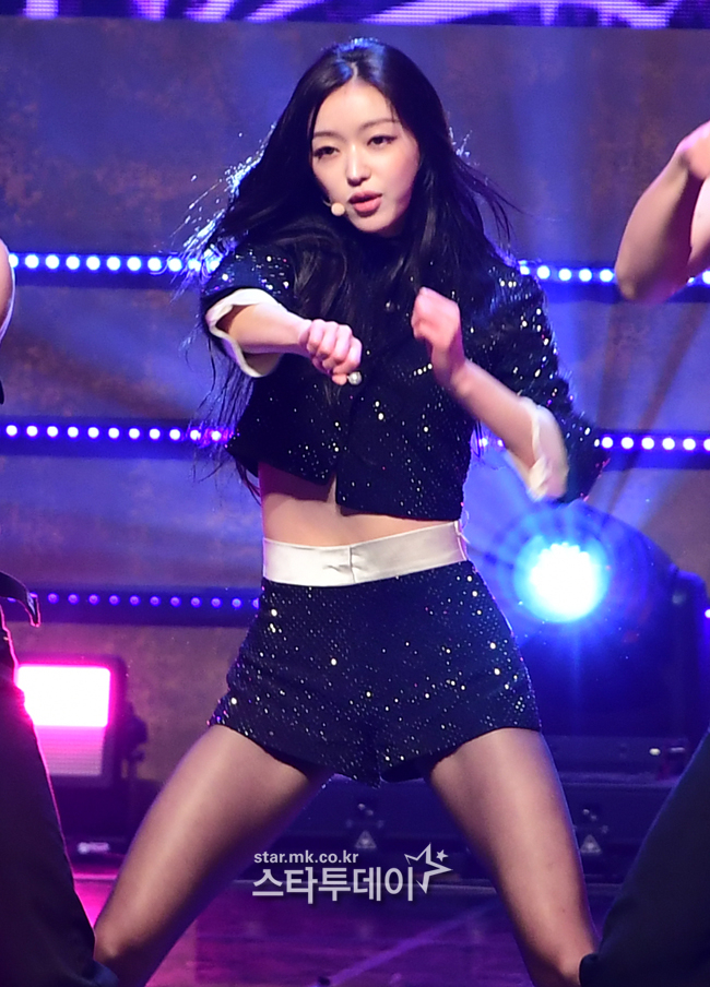 가수 유아가 화려한 무대를 선보이고 있다.