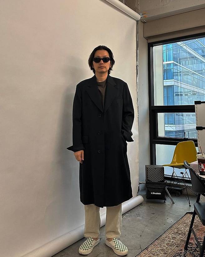 Actress Yi Dong-hwi shared a recent update.On Monday, Yi Dong-hwi posted a photo on her personal Instagram with the caption Fitting.In the public photos, Yi Dong-hwi poses in a brown T-shirt wearing an all-black set-up.In another photo, he paired a black long coat with sunglasses. Plus long hair. Something called hip is about to explode.Actor Jung Ryeo-won expressed sympathy for Yi Dong-hwi fashion by pressing heart in post.On the 16th, actor Ryu Joon-yeol appeared on SBS Power FM Doosan Escape Cult show and wanted to invite Yi Dong-hwi to the photo exhibition, but he nervously said, There was a sad thing last time.Last year, Yi Dong-hwi attended Ryu Joon-Yeols photo exhibition and collected topics with a more hero-like appearance than the main character.