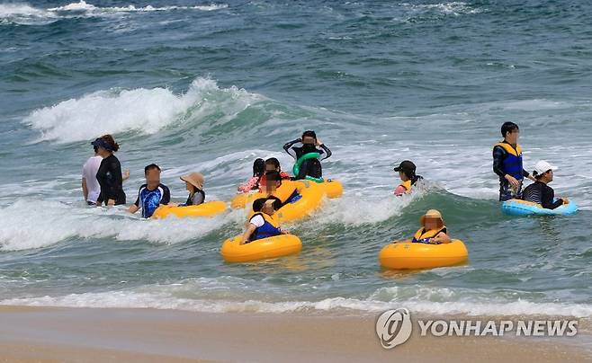 물놀이 즐기는 경포의 피서객들 [연합뉴스 자료사진]