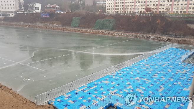 지난 2020년 홍천강 꽁꽁축제장 부교 낚시터 [연합뉴스 자료사진]