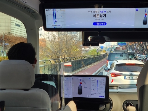 '청계천 자율주행버스'의 안전관리자와 승객용 모니터 화면 [촬영 윤보람]