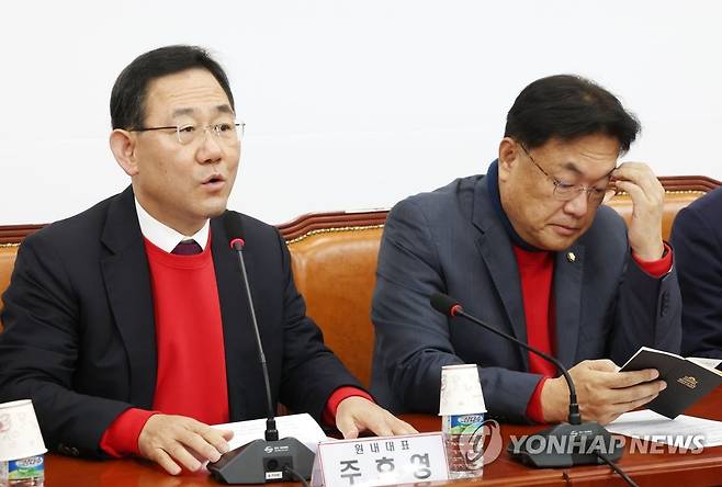 발언하는 국민의힘 주호영 원내대표 (서울=연합뉴스) 이정훈 기자 = 국민의힘 주호영 원내대표가 24일 오전 국회에서 열린 비상대책위원회의에서 발언하고 있다. 오른쪽은 정진석 비대위원장. 2022.11.24 uwg806@yna.co.kr