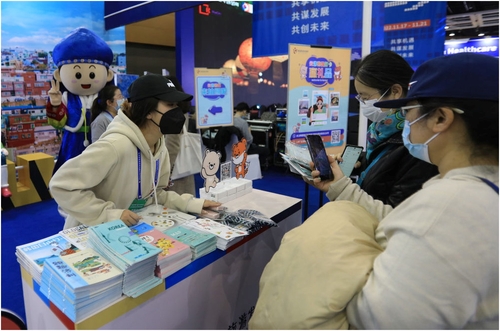 People are checking in during the China (Shenyang) South Korea Week.
