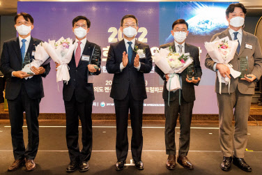 한국주택금융공사는 지난 24일 서울 여의도에서 열린 ‘2022년 정보보호산업인의 밤’ 행사에서 ‘제21회 정보보호 대상’을 수상했다. 최준우(왼쪽에서 두 번째) 한국주택금융공사 사장이 수상 후 기념 촬영을 하고 있다. 사진=한국주택금융공사.