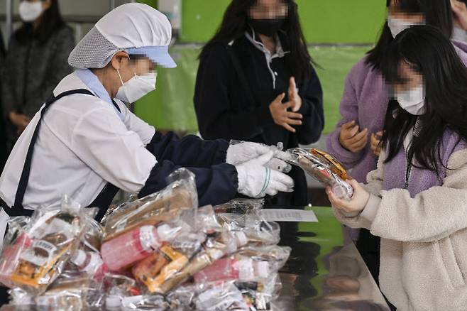 전국 학교 비정규직 노동자가 총파업에 나선 25일 서울 동작구의 한 중학교에서 학생들이 대체급식으로 빵과 음료를 받고 있다. (사진=사진공동취재단)