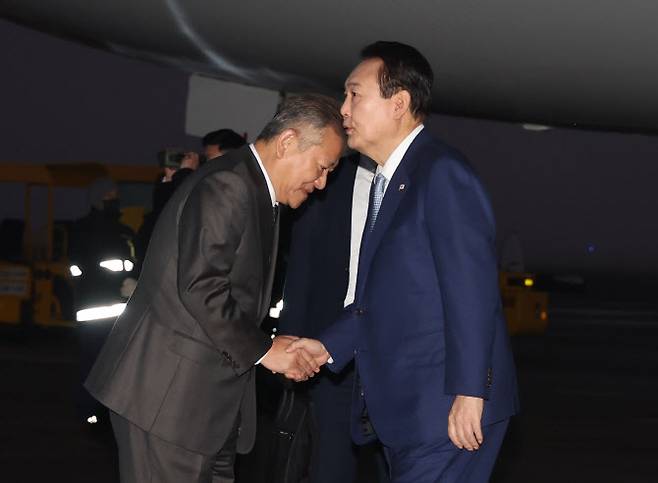 지난 16일 오전 성남 서울공항에 도착, 영접 나온 이상민 행안부 장관과 인사하는 윤 대통령. 사진=연합