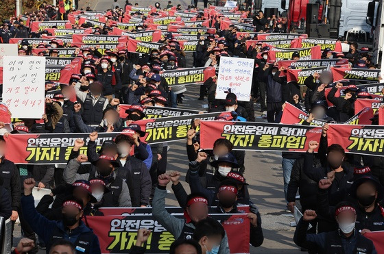 24일 오전 경기도 의왕시 내륙컨테이너기지(ICD) 앞에서 열린 화물연대 서울경기지부 총파업 출정식에서 노조원들이 구호를 외치고 있다. 〈사진=연합뉴스〉