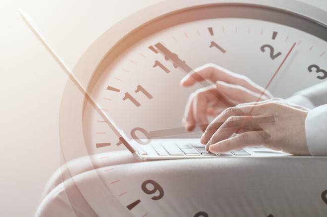 고치면 엄청난 양의 시간과 에너지를 아낄 수 있고, 나이 들면 후회될 수도 있는 시간 낭비 습관을 알아본다. [사진=게티이미지뱅크]