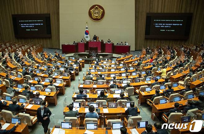 24일 오후 서울 여의도 국회에서 열린 제400회 국회(정기회) 제13차 본회의에서 용산 이태원 참사 진상규명과 재발방지를 위한 국정조사 계획서 승인의 건이 상정되고 있다./뉴스1 ⓒ News1 이재명 기자