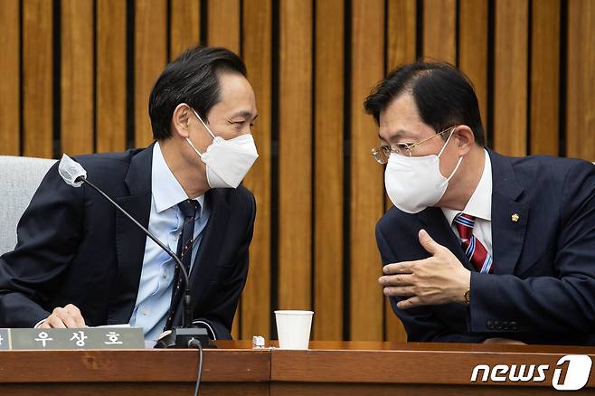 우상호 국회 용산 이태원 참사 진상규명과 재발방지를 위한 국정조사 특별위원회 위원장(왼쪽)과 여당 간사인 이만희 국민의힘 의원이 24일 서울 여의도 국회에서 열린 특별위원회 첫 회의에서 대화를 나누고 있다. 2022.11.24/뉴스1 ⓒ News1 유승관 기자