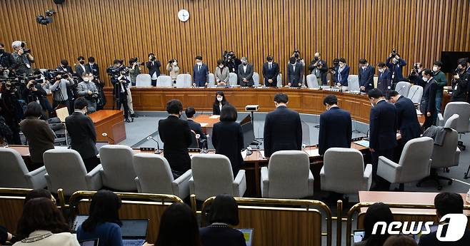 24일 서울 여의도 국회에서 열린 용산 이태원 참사 진상규명과 재발방지를 위한 국정조사 특별위원회 첫 회의에 앞서 우상호 위원장을 비롯한 여야 위원들이 희생자들을 추모하는 묵념을 하고 있다. 2022.11.24/뉴스1 ⓒ News1 유승관 기자