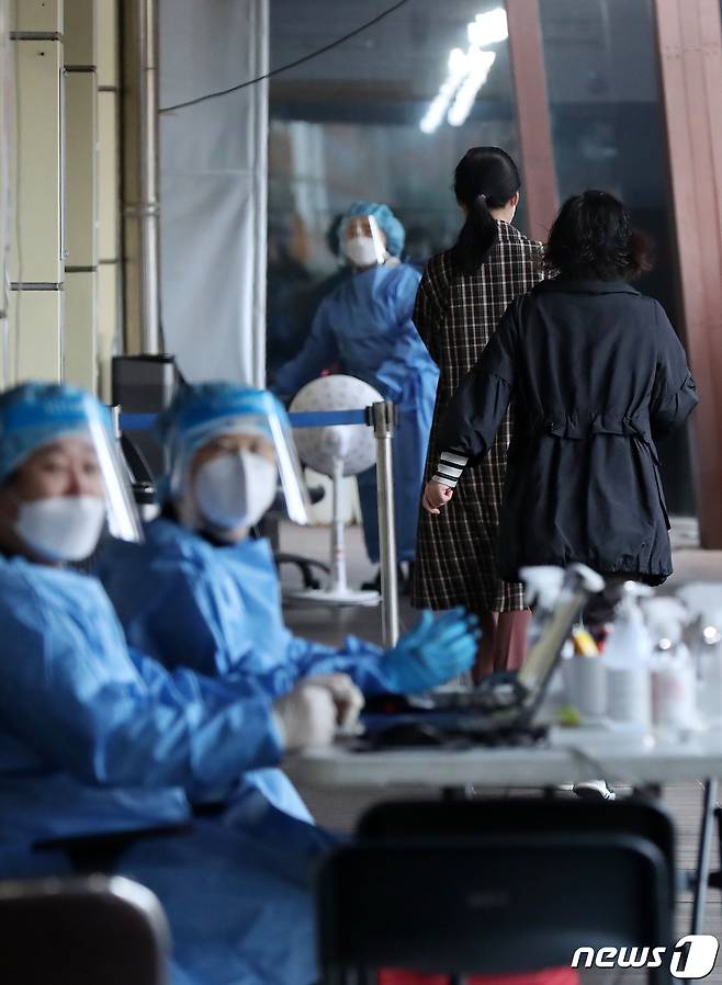 지난 23일 오전 서울 송파구 보건소에 마련된 선별검사소에서 시민들이 진단 검사를 받기 위해 걸음을 옮기고 있다. 2022.11.23/뉴스1 ⓒ News1 민경석 기자
