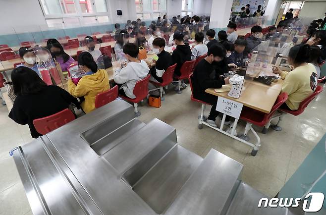 전국학교비정규직연대회의가 총파업에 들어간 25일  한 초등학교 급식실에서 학생들이 점심으로 도시락을 먹고 있다. 2022.11.25/뉴스1 ⓒ News1 윤일지 기자